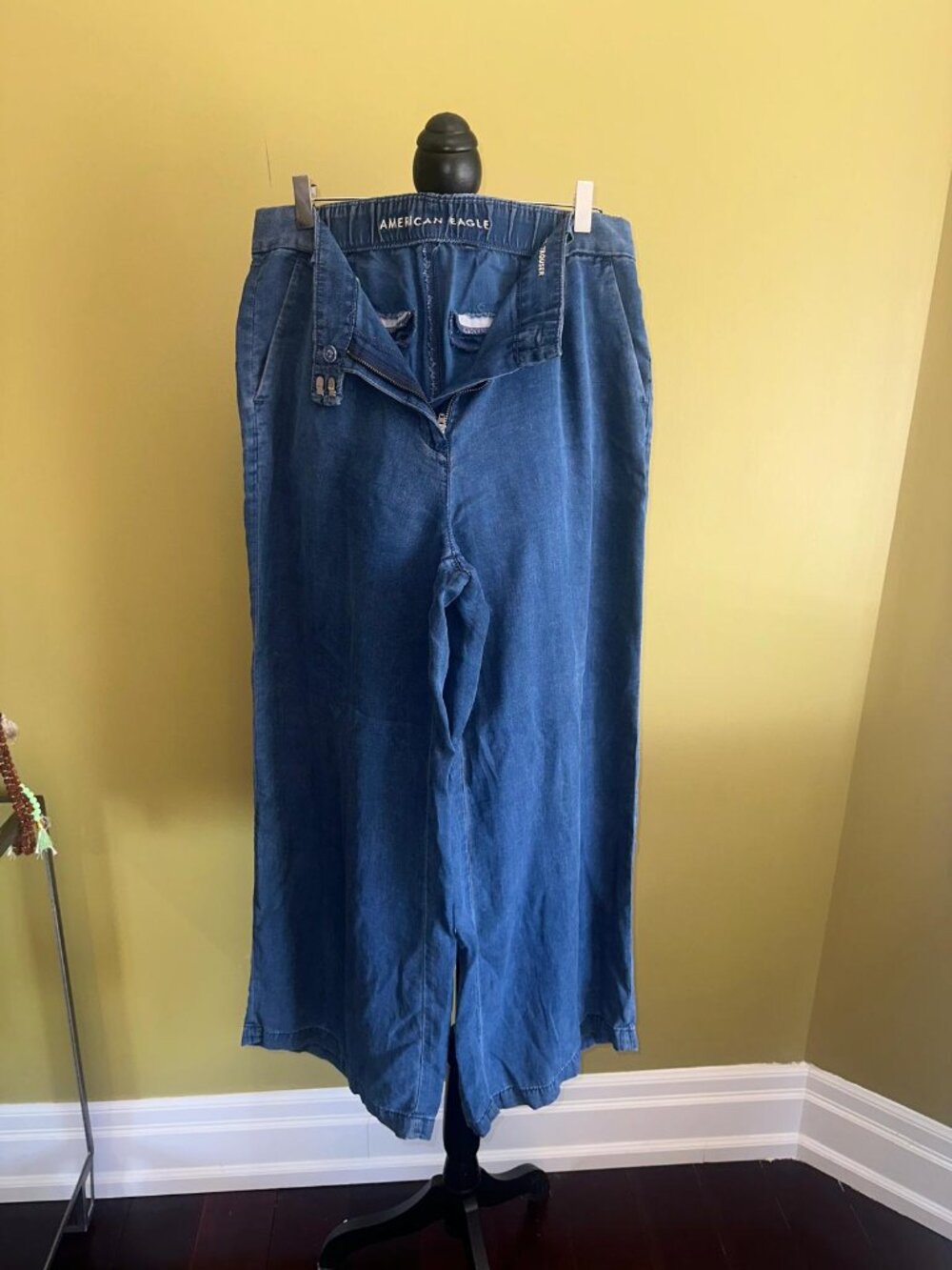 American Eagle High-Waisted Lightweight Wide-Leg Flowy Soft Denim Pants - Picture 3 of 8